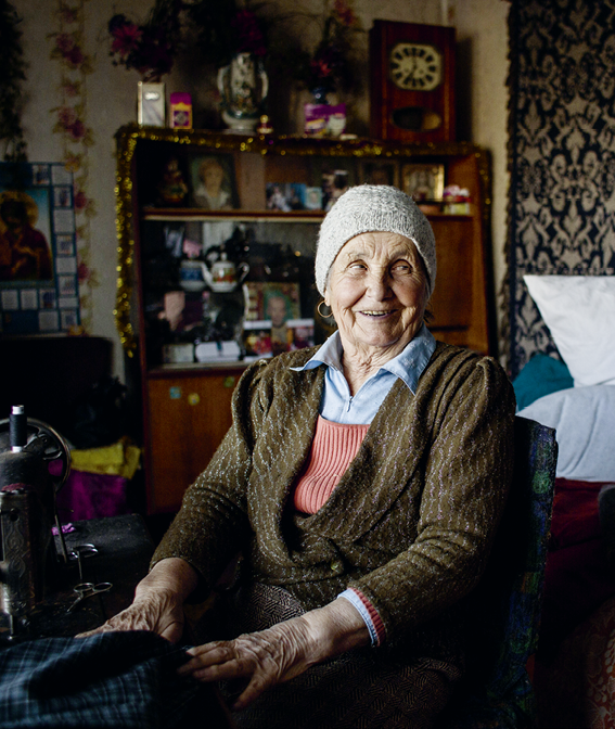 Donetsk area, Pisky-2 village  A elderly woman poses in her house near the contact line  R gion de Donetsk, village de Pisky-2  Une femme  g e pose dans sa maison qui se trouve pr s de la ligne de contact 