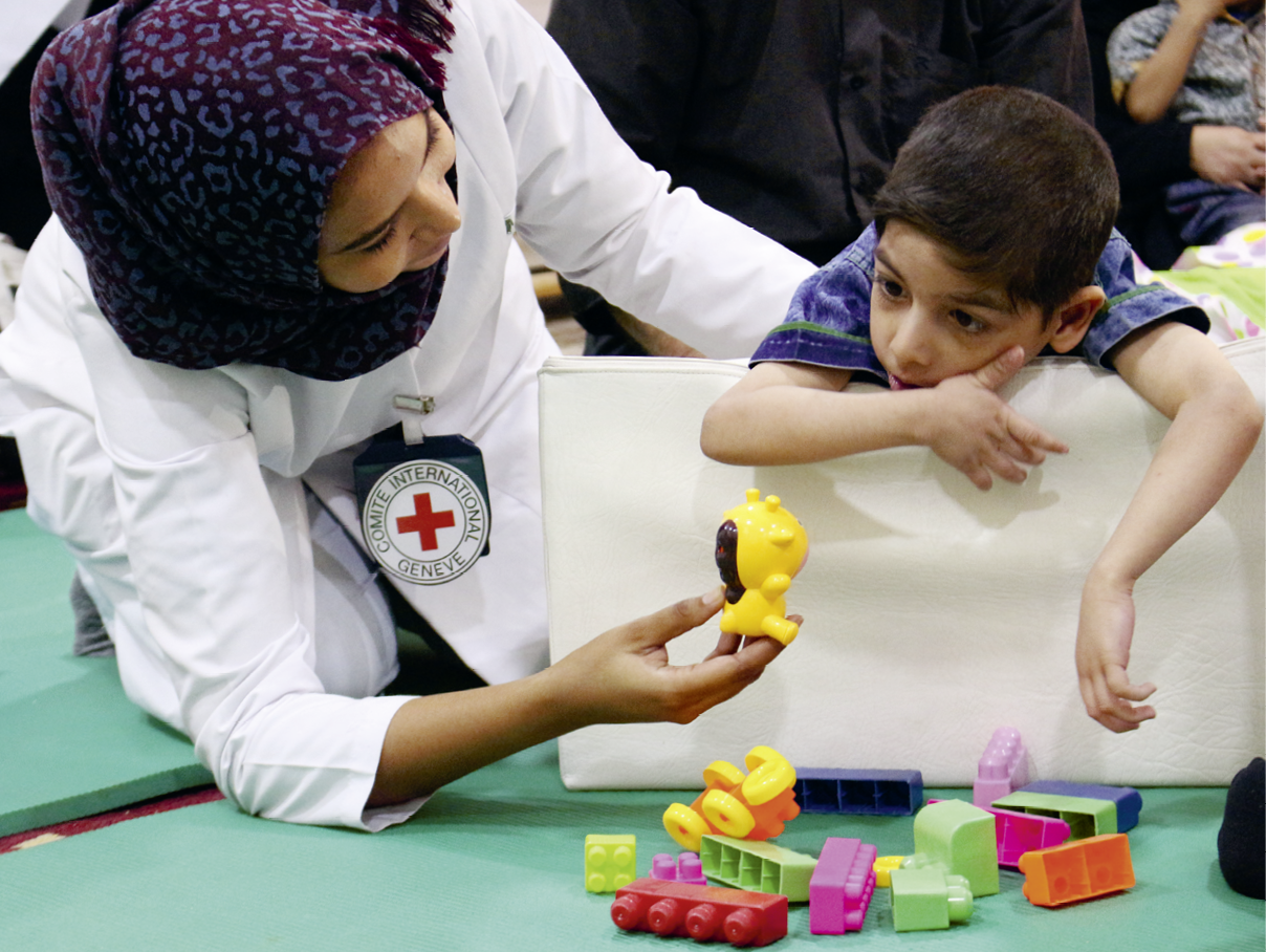 Ville de Najaf, h pital universitaire d al-Sader, centre de r adaptation physique  Le CICR forme l  quipe de r adaptation physique   apprendre aux familles comment s occuper d un proche souffrant de paralysies c r brales  Najaf city, Al-Sader Teaching Hospital  The ICRC trains health staff in the hospital  The Physical rehabilitation center teaches families on how to deal with family members who suffer from brain paralysis and helps them learn the skills to practice their daily activities with ease 