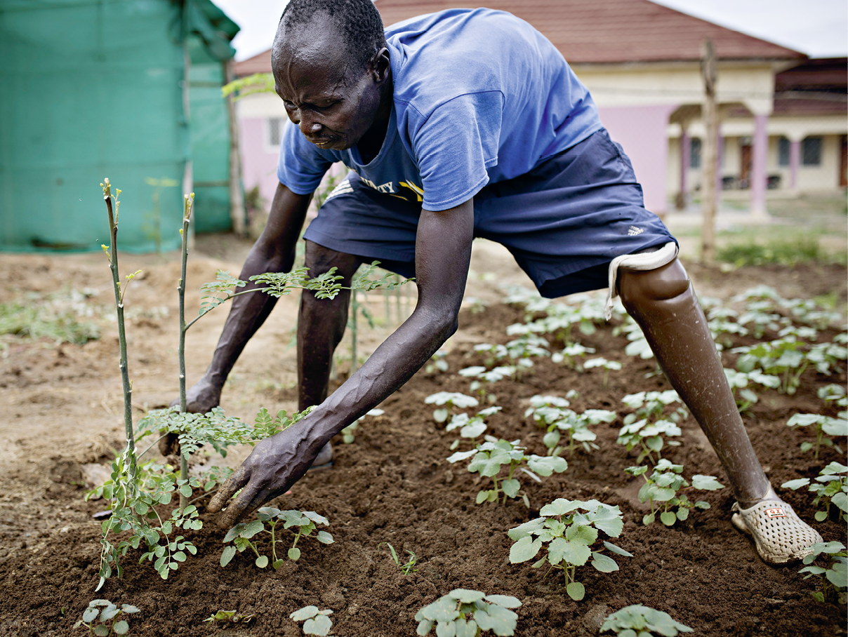 Juba  Cet homme est un ancien patient du centre de r habilitation orthop dique soutenu par le CICR  D sormais, il soigne et d veloppe le jardin qui entoure le centre  Juba  This man is a former patient of the ICRC physical rehabilitation centre  Now, he takes care and expands the garden surrounding the centre  Site du CICR, article du 23 05 2019: Once a soldier now a gardener, Daniel roots for resilience  Daniel is a hardworking man  While most people avoid stepping out in the burning sun, he chooses to work tirelessly on the land surrounding the physical rehabilitation centre supported by the ICRC in Juba, South Sudan  For more than two years now, Daniel's routine has revolved around this stretch of earth  He uproots weeds, plants fruits and vegetables, and waters them faithfully every day   The first time Daniel pushed through the ICRC's physical rehabilitation centre door, in South Sudan, was as a patient  A soldier then, an injury had changed the course of his life  Part of his left leg was amputated and he was fitted with a prosthetic limb and given physiotherapy  Though life was no longer what it used to be, Daniel refused to bow down to the crisis in South Sudan  Getting back on his feet, he participated in a project aimed at training former patients to grow vegetable gardens  The man who was once a soldier, traded his rifle for a spade and soon became one of the most motivated trainees  When the project ended, he volunteered to take care of the vast space surrounding the rehabilitation centre  Starting with one small patch of land, he kept expanding month after month and makes no attempt to hide his ambition   I want to cultivate as much space as possible,  he says  Most of what Daniel grows is sold among employees of the rehabilitation centre and the remaining produce makes its way to the local market  But food isn't the only thing the gardener provides  Other patients like him, who have lost the use of one or more limbs, join Daniel in the garden as part of a new project that allows them to volunteer and learn how to deal with their physical disabilities  Between sharing gardening tips, Daniel also talks about his life and what keeps him going, despite his physical disability  While some stories and situations are more complicated than others, through Daniel's support those who were recently amputated are able to believe that their lives aren't over and they can continue to dream  Christine Lund, the ICRC physical rehabilitation programme manager, says,  Functional training is an important element of the rehabilitation process, physically as well as in terms of confidence building and motivation  Daniel is a strong role model for the other patients   The ICRC, in South Sudan, gave Daniel the care and support he needed to resume as normal a life as possible  In turn, he strives to pass on these tools onto others, helping them build their resilience  ICRC website, article of 23 05 2019: Once a soldier now a gardener, Daniel roots for resilience  Daniel is a hardworking man  While most people avoid stepping out in the burning sun, he chooses to work tirelessly on the land surrounding the physical rehabilitation centre supported by the ICRC in Juba, South Sudan  For more than two years now, Daniel's routine has revolved around this stretch of earth  He uproots weeds, plants fruits and vegetables, and waters them faithfully every day   The first time Daniel pushed through the ICRC's physical rehabilitation centre door, in South Sudan, was as a patient  A soldier then, an injury had changed the course of his life  Part of his left leg was amputated and he was fitted with a prosthetic limb and given physiotherapy  Though life was no longer what it used to be, Daniel refused to bow down to the crisis in South Sudan  Getting back on his feet, he participated in a project aimed at training former patients to grow vegetable gardens  The man who was once a soldier, traded his rifle for a spade and soon became one of the most motivated trainees  When the project ended, he volunteered to take care of the vast space surrounding the rehabilitation centre  Starting with one small patch of land, he kept expanding month after month and makes no attempt to hide his ambition   I want to cultivate as much space as possible,  he says  Most of what Daniel grows is sold among employees of the rehabilitation centre and the remaining produce makes its way to the local market  But food isn't the only thing the gardener provides  Other patients like him, who have lost the use of one or more limbs, join Daniel in the garden as part of a new project that allows them to volunteer and learn how to deal with their physical disabilities  Between sharing gardening tips, Daniel also talks about his life and what keeps him going, despite his physical disability  While some stories and situations are more complicated than others, through Daniel's support those who were recently amputated are able to believe that their lives aren't over and they can continue to dream  Christine Lund, the ICRC physical rehabilitation programme manager, says,  Functional training is an important element of the rehabilitation process, physically as well as in terms of confidence building and motivation  Daniel is a strong role model for the other patients   The ICRC, in South Sudan, gave Daniel the care and support he needed to resume as normal a life as possible  In turn, he strives to pass on these tools onto others, helping them build their resilience 