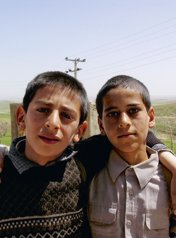 Kurdistan Province, Divan Dare village  Session sur le danger des mines aupr s d' tudiants et d' coliers dans les villages  Kurdistan Province, Divan Dare village  Mine risk education session for students in villages 