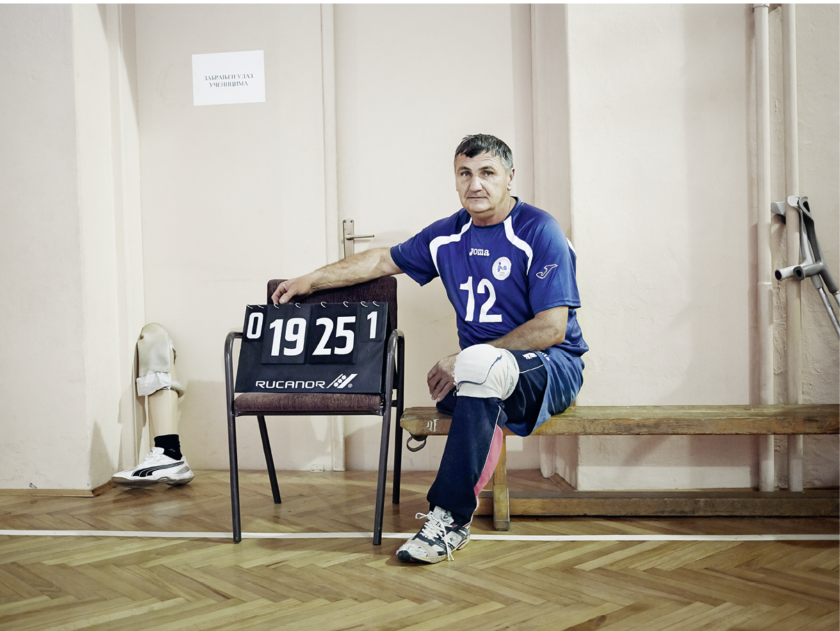 Zenica, salle de sport de Doboj  Match de volleyball assis entre les  quipes O K I Doboj et O K I Derventa  Portrait d'un joueur  Zenica, Doboj gym hall  Sitting volleyball match between the sports teams O K I Doboj and O K I Derventa  Portrait of a player  Ces matches sont tr s importants pour les victimes de mines, ainsi que pour aider au processus de r conciliation  tant donn  que des v t rans de guerre de plusieurs fronts jouent ensemble  These matches are very important for landmines victims, but also for the reconciliation process as war veterans from all sides are playing together 