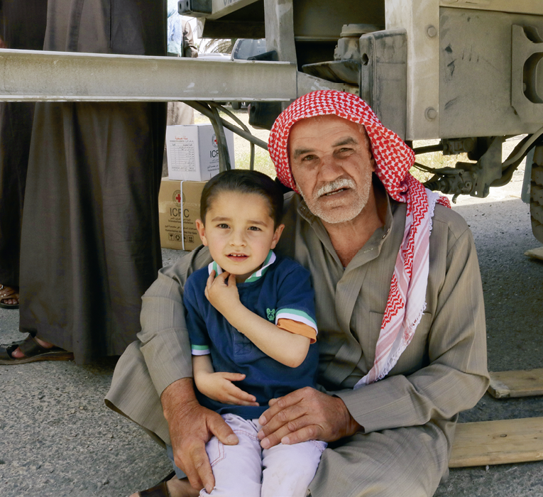 Karak  Distribution de secours du CICR   des r fugi s syriens en coop ration avec le Croissant-Rouge jordanien  Karak  CRC food and relief items distribution for Syrian refugees in cooperation with the Jordan National Red Crescent Society 